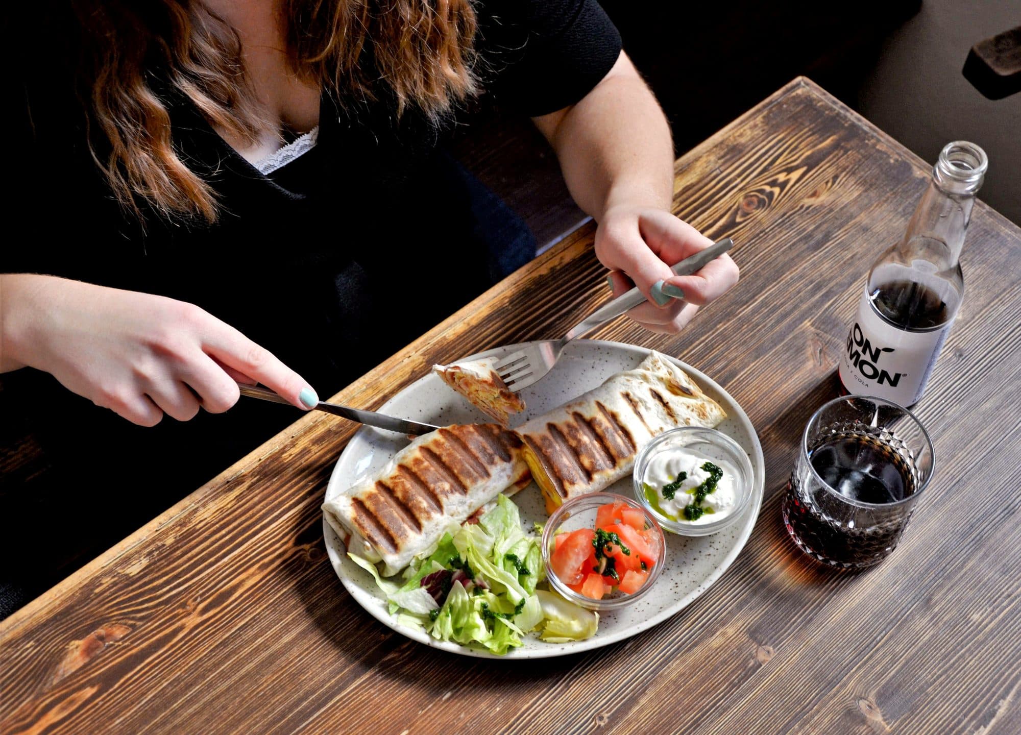 Grilovaná quesadilla se salátem a domácí limonádou na dřevěném stole